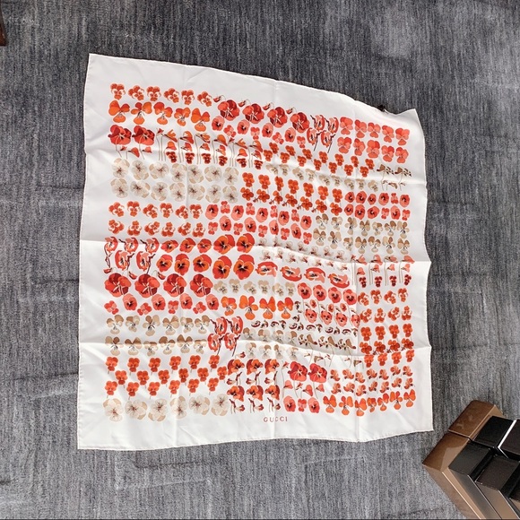 NWT Authentic Gucci Floral Print Silk Shawl Scarf - Picture 2 of 6